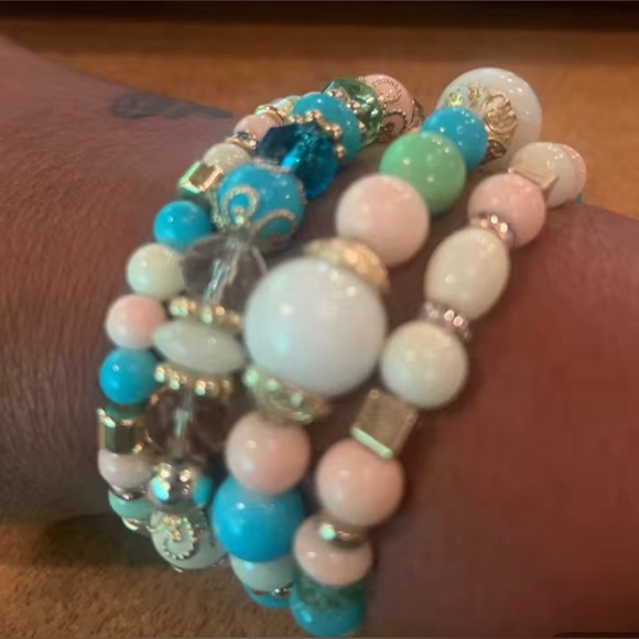 Beautiful Layered Bracelet Set. “I ❤️ U” on gold charm said in many languages - Picture 9 of 9